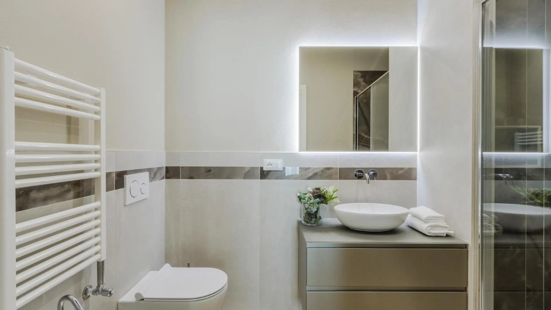 Pinoli Modern Apartment With Elevator And Balcony Lucca 0*,  Italy